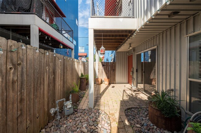 Building Photo - 807 Robin St