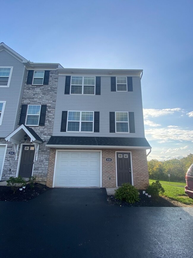 Building Photo - Beautiful 3 Bedroom, 2.5 Bath Townhome in Dallastown Schools!