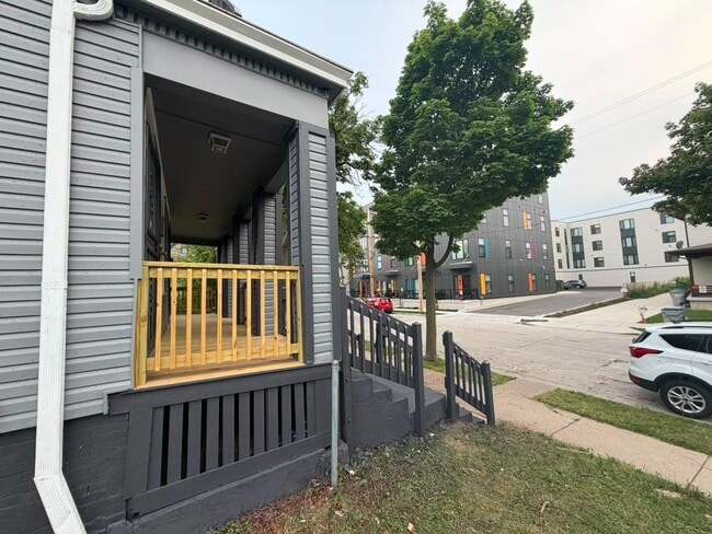 Building Photo - 2322-2324-2324 N 6th St