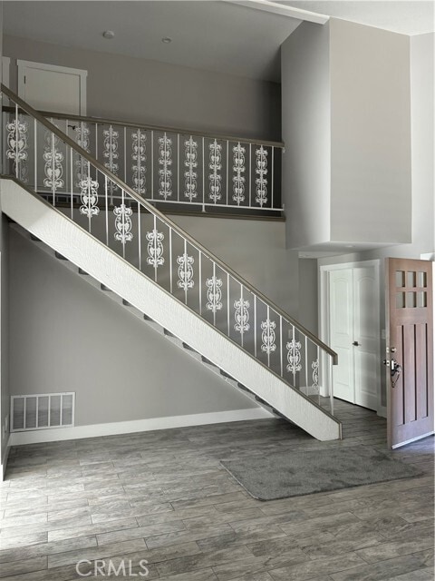 Building Photo - 6 Leda