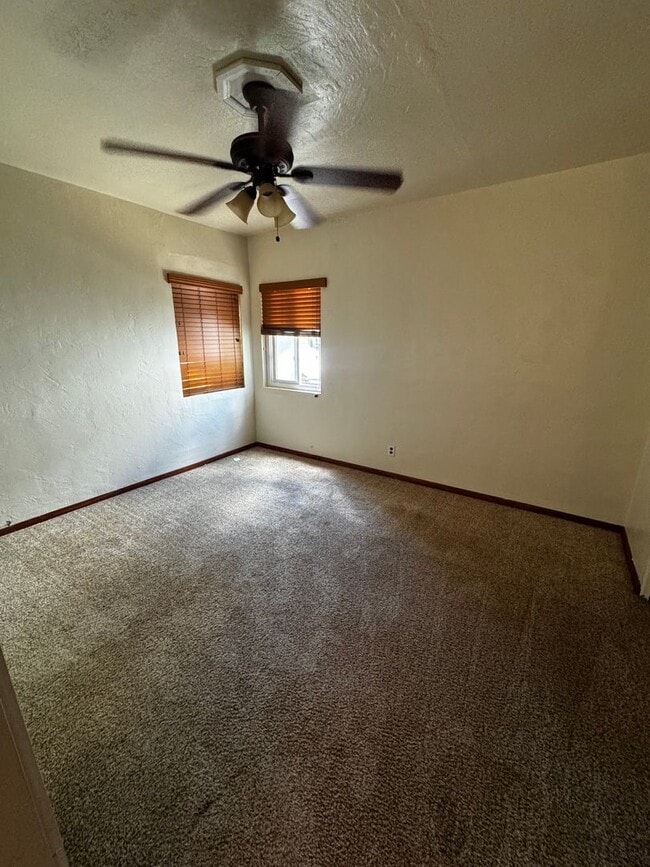 Building Photo - NE Two bedroom home