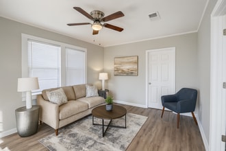 Building Photo - Charming & Efficient Living in the Heart of Houma