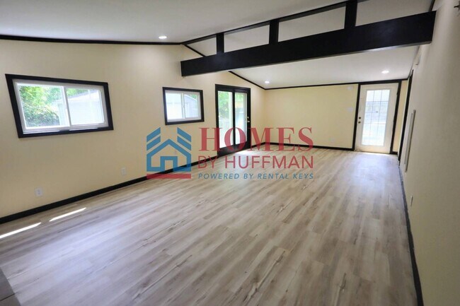 Building Photo - Three Bedroom | Detached Garage