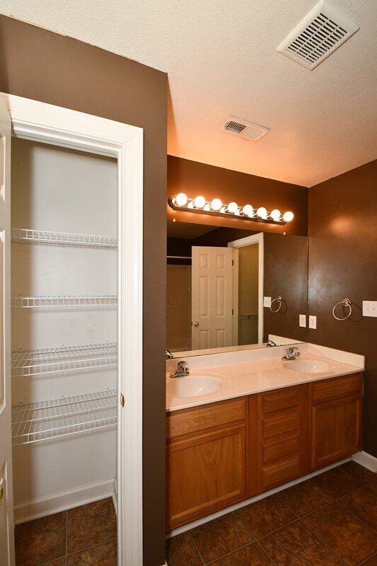 Building Photo - 104 Streamwood Dr