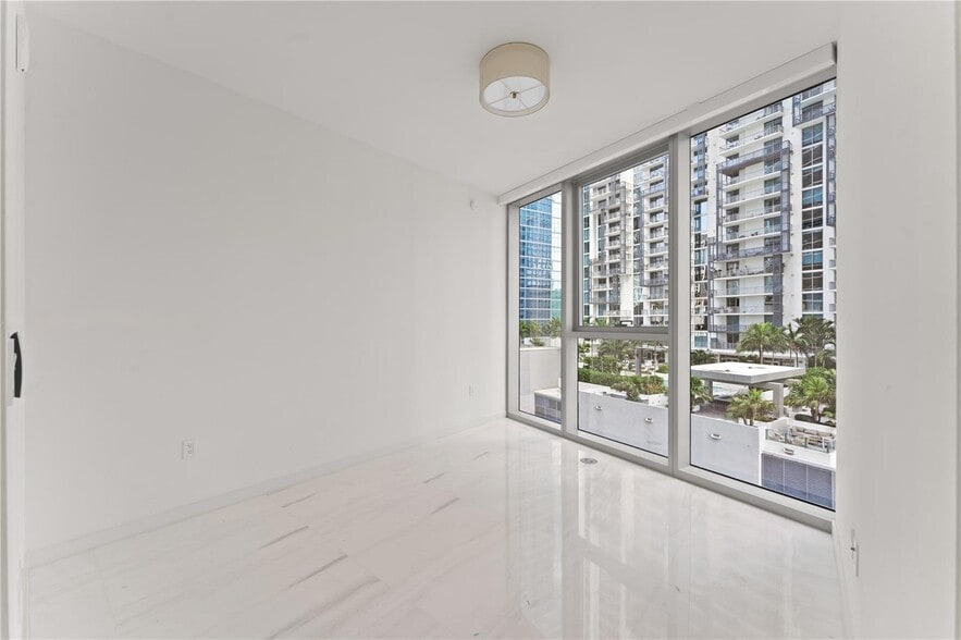 Building Photo - 300 Biscayne Boulevard Way