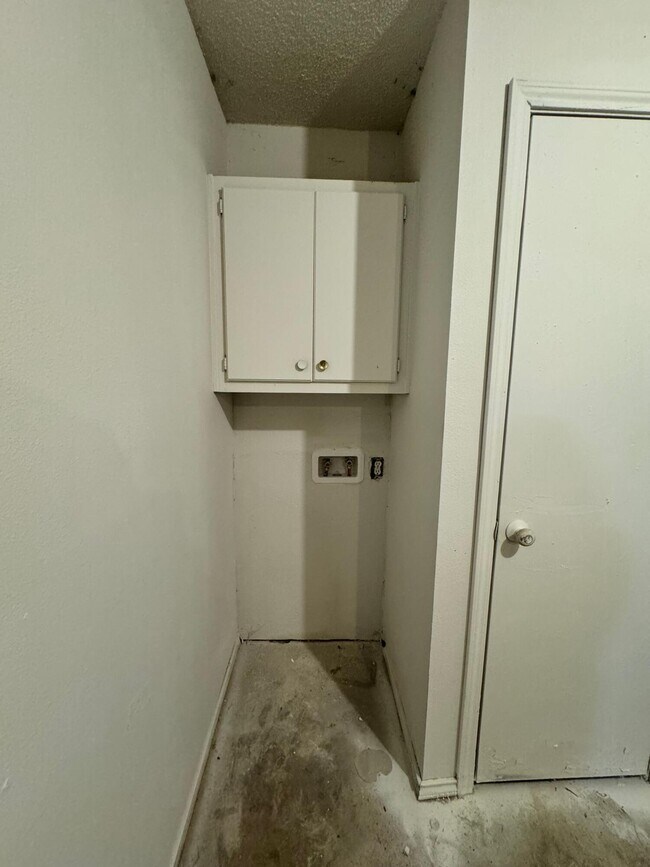 Building Photo - 4411-2 Kemper St