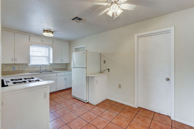 Building Photo - Welcome to the Bethany 2 Bedroom, a charmi...