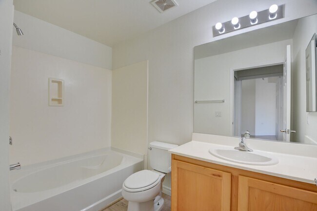 Building Photo - Park Avenue Mid Rise Condo. All HOA Amenities