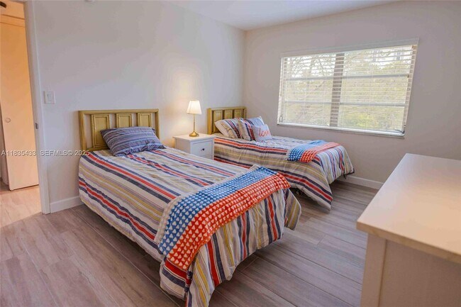 Building Photo - 2751 N Palm Aire Dr