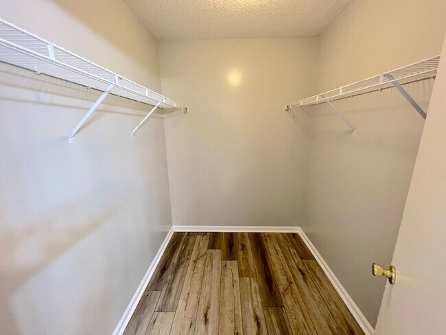 Building Photo - 3 BED | 2 BATH | NEWLY RENOVATED