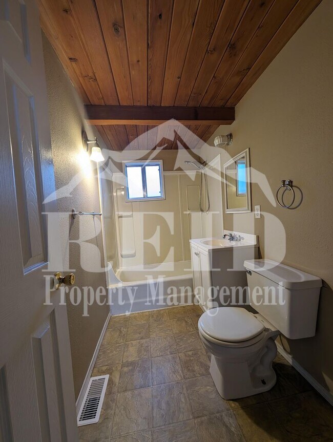 Building Photo - Charming 2-Bedroom Belfair Home