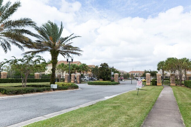 Building Photo - Beautiful spacious 4 bedroom, 2.5 bathroom townhome!