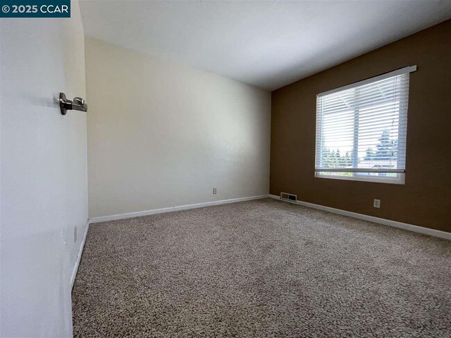 Building Photo - 62 Villa Cir