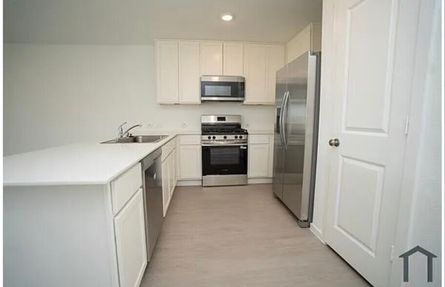 Building Photo - 1829 Sanderling St