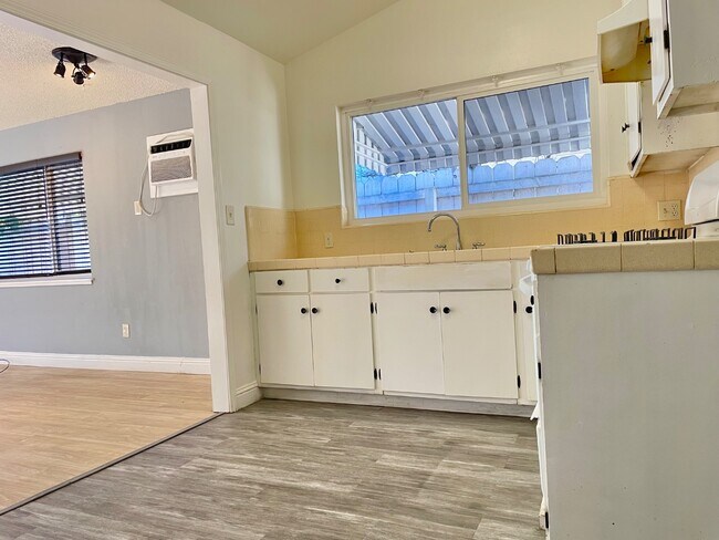 Building Photo - 3535 N San Joaquin St