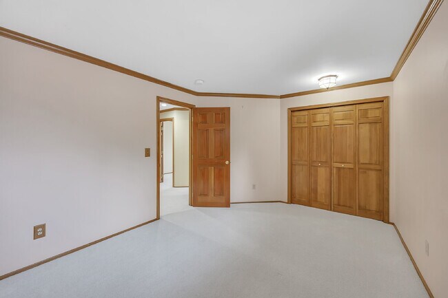 Building Photo - Welcome to your new home, located in Deer Creek, where pets are welcome.