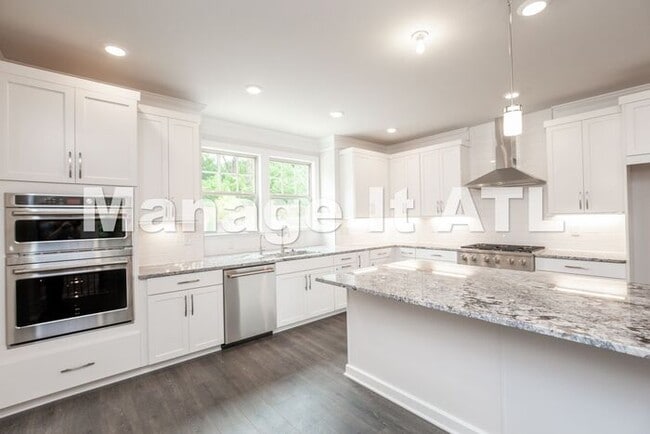 Building Photo - 4 Bedroom Townhome in Chamblee