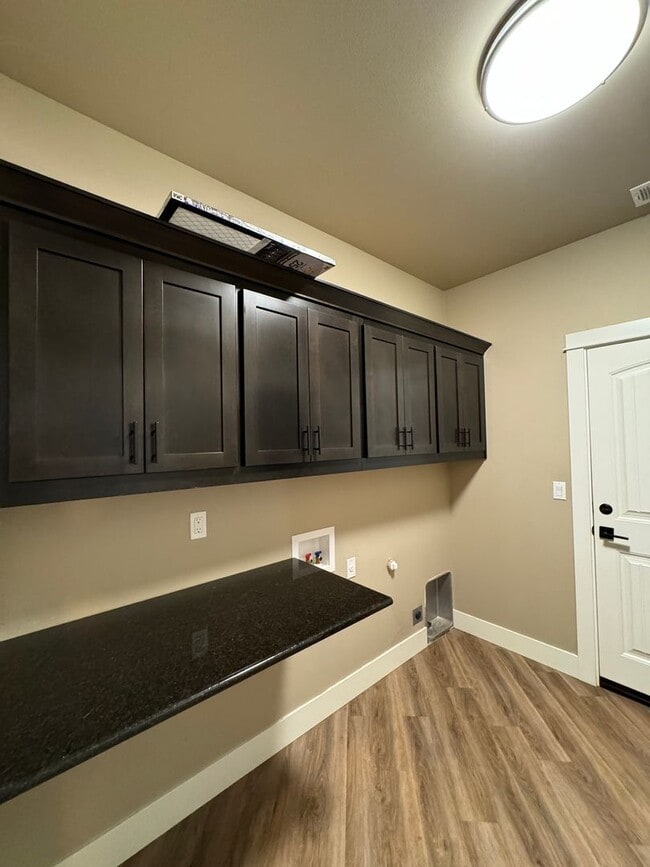 Building Photo - Newer Winchester 4 bedroom 2 bath home