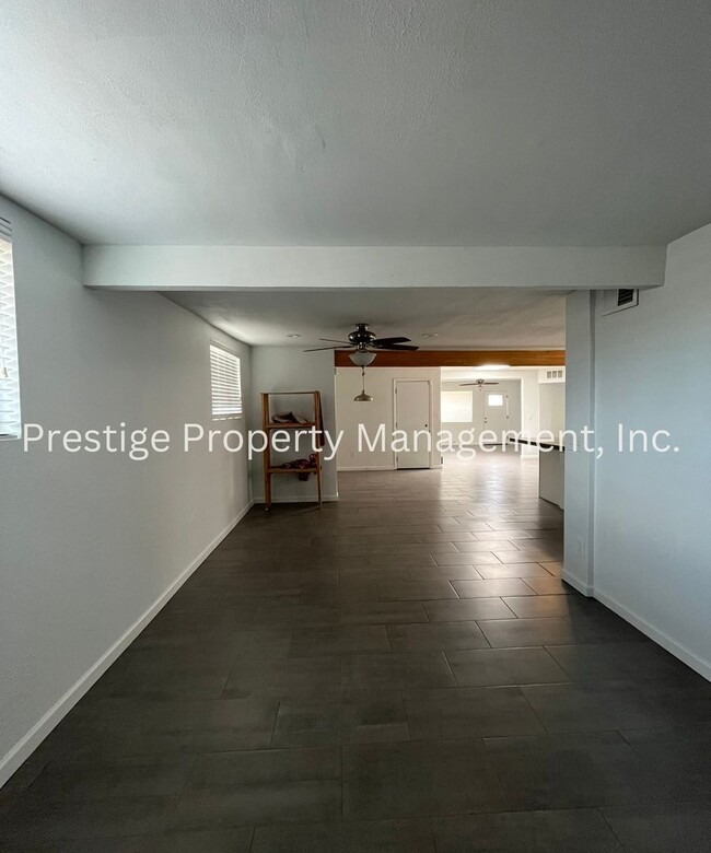 Building Photo - Welcome to This Lovely 3/2.5 East Side Home!!