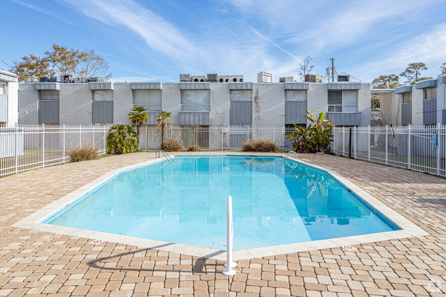 Pool - Forestwood Apartments