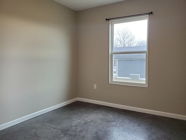 Building Photo - 3 Bedroom, 1.5 Bath Duplex