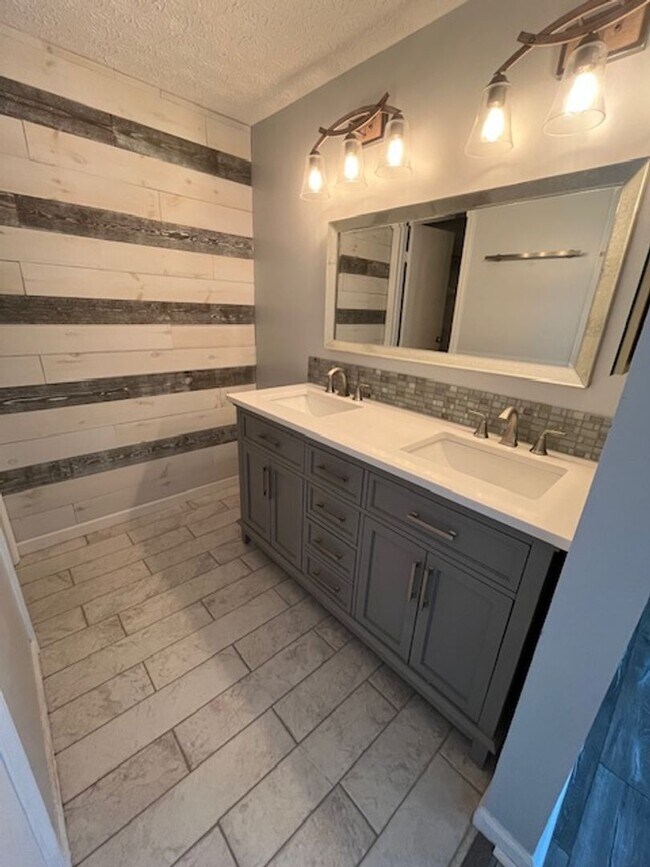 Building Photo - Beautifully remodeled 3 bedroom, 2.5 bath, 2 car garage