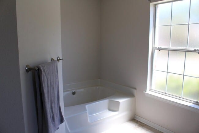 Building Photo - 4 Bedroom in Waterfront Subdivision!