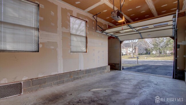 Building Photo - 32 Canterbury Dr