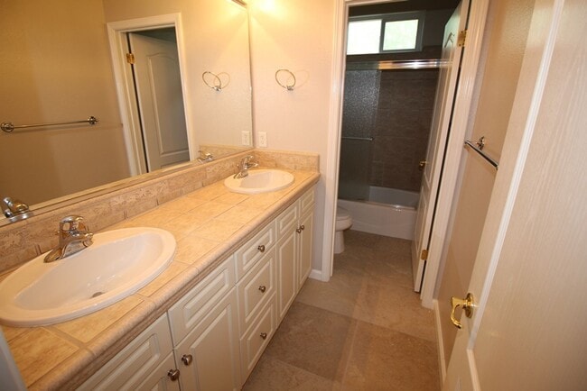 Building Photo - Beautiful Home in Buchanan District + Large Yard