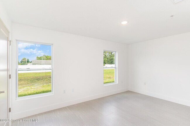 Building Photo - 1635 Par St NE