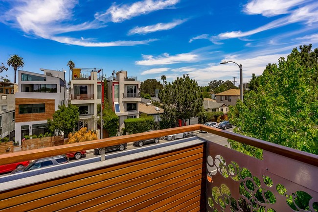 Building Photo - 414 Venice Way