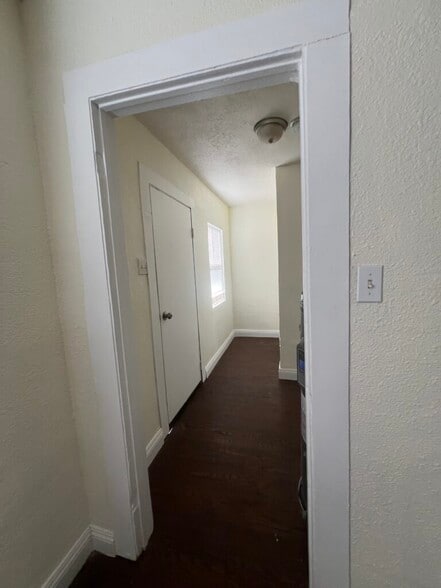 Building Photo - 413 W Van Buren Ave