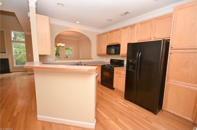 Building Photo - 844 Saratoga Dr