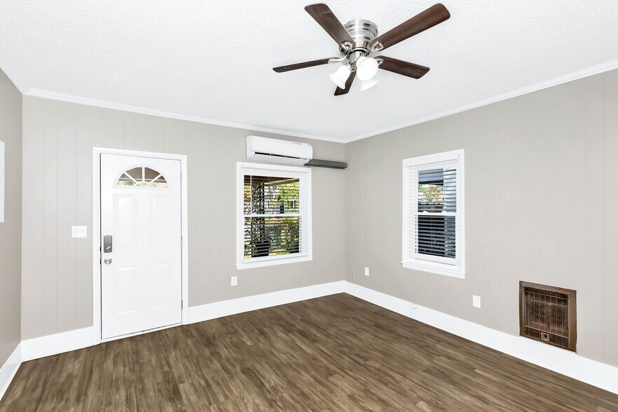 Building Photo - 512 Oshaughnessy Ave NE