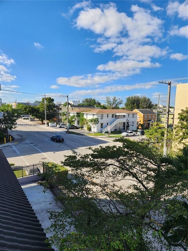 Building Photo - 777 SW 9th Ave