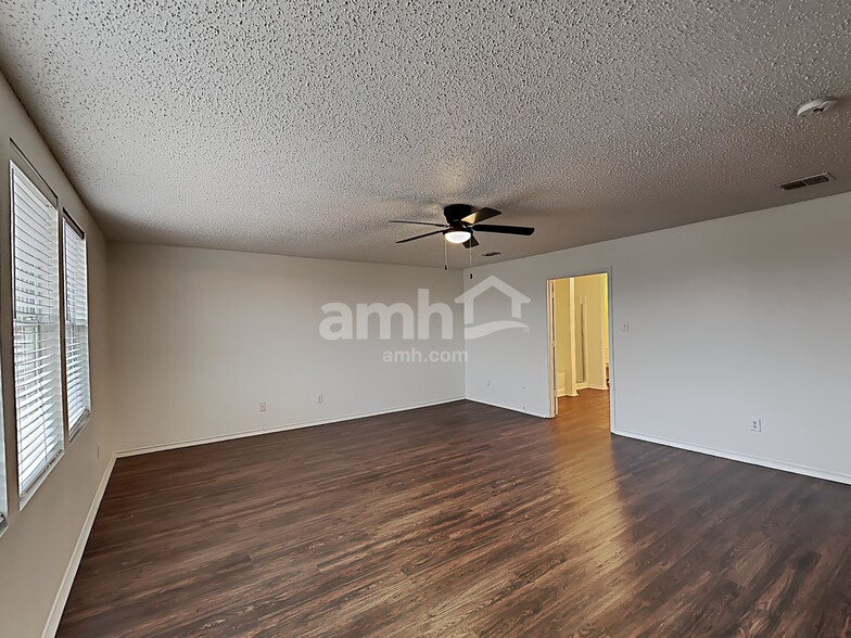 Building Photo - 16656 Jasmine Springs Dr