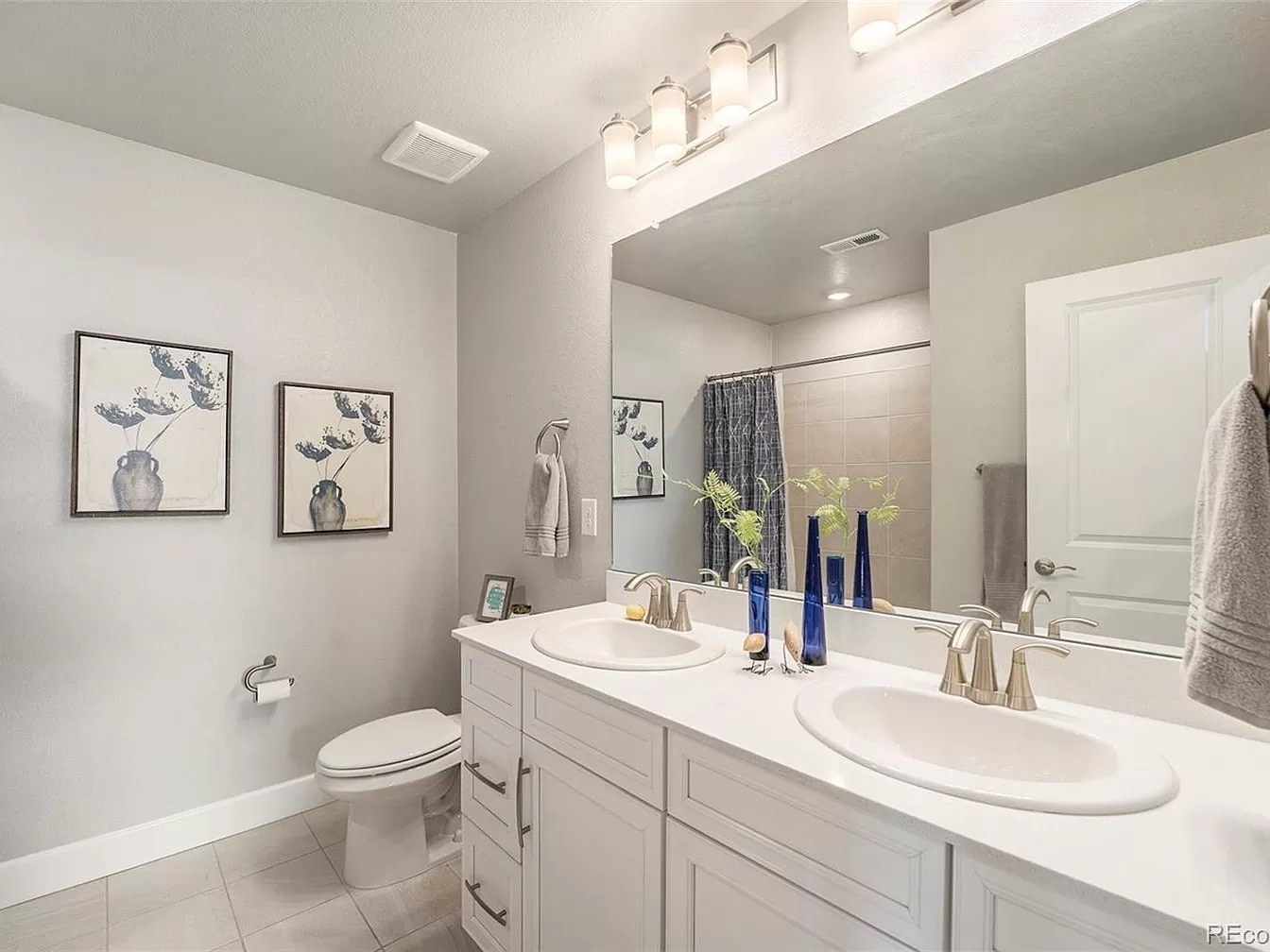 Common bath on Level 2 - 8324 Holman St