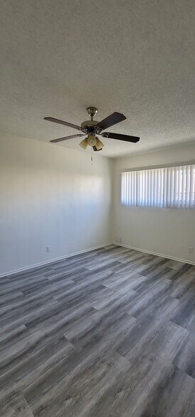 Building Photo - 25610 Oak St