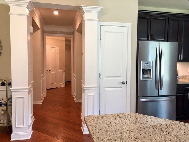 Building Photo - 130 University Ave