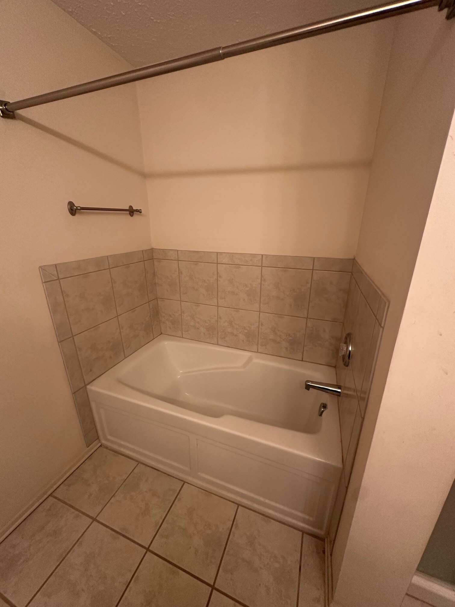 Bathtub - 140 Sand Ct