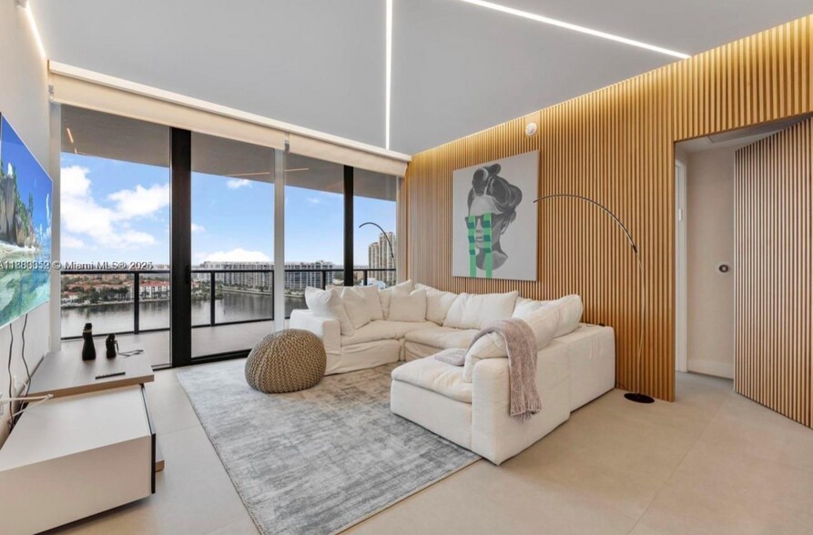 Building Photo - 5000 Island Estates Dr