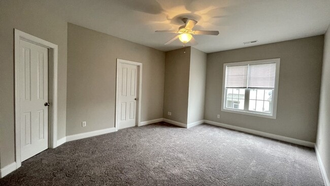 Building Photo - Updated Townhome with Garage & Screened in...