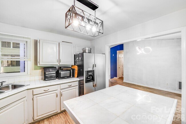 Building Photo - 2116 Bon Villa Way