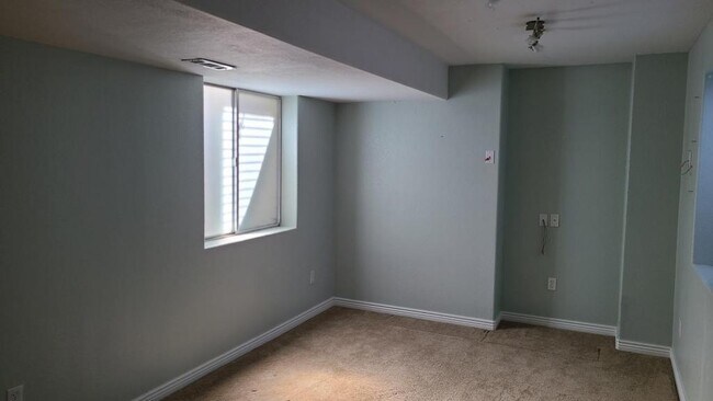 Building Photo - 818 S Terry St Unit 1