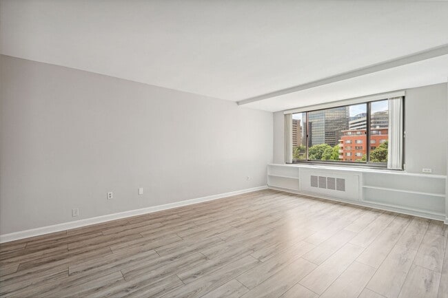 Building Photo - Spacious & Bright Studio at River Place