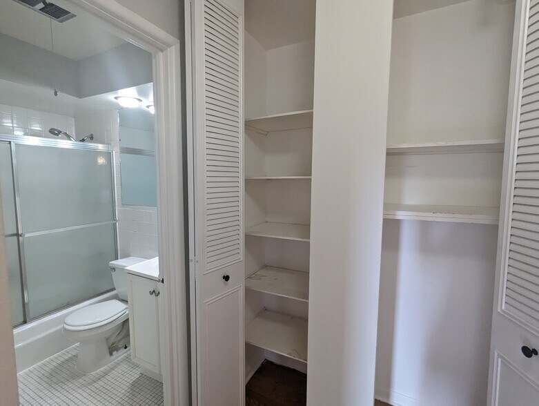 Building Photo - 502 W Briar Pl