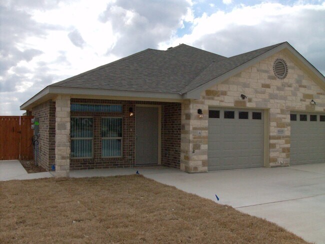 Building Photo - 5605 Settlers Ct