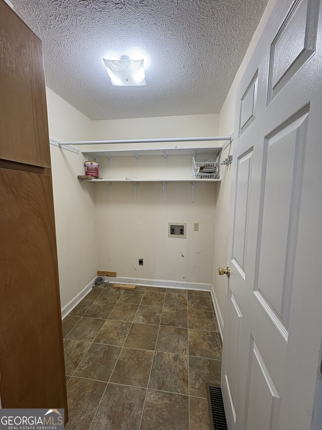 Building Photo - 609 Windcrest Dr