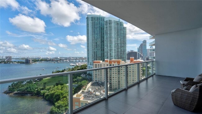 Building Photo - 2020 N Bayshore Dr