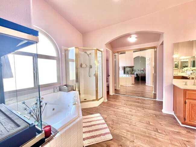 Building Photo - Spacious 5-Bed, 3-Bath Home in Rialto – Ve...